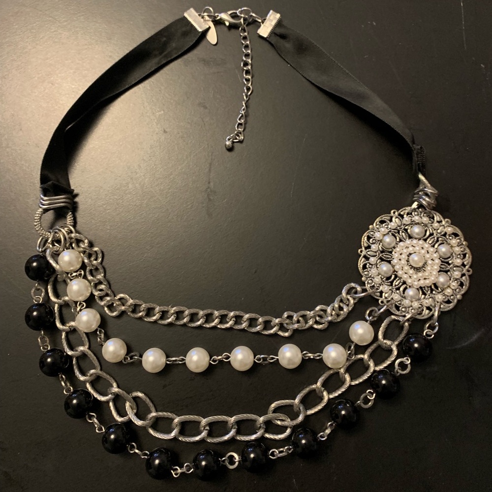 Mixed Material Pearl Necklace